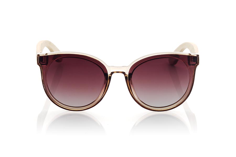 Gafas de Madera Natural de Arce GORE. Las gafas de sol GORE son una opción ideal para mujeres que buscan un diseño moderno y sofisticado. Su montura en color champagne transparente satinado y con una forma muy redondeada, hace que estas gafas se adapten perfectamente al rostro femenino. Las varillas de madera de arce en conjunto a la montura añaden un toque natural y sostenible al diseño. Las lentes, montadas sobre la montura, ofrecen una protección 100% contra los rayos UV y están disponibles en dos colores degradados para que puedas elegir el que mejor se adapte a tu estilo y necesidades.Medida frontal aprox : 142x55mm Venta al Por Mayor y Detalle | Root Sunglasses® 